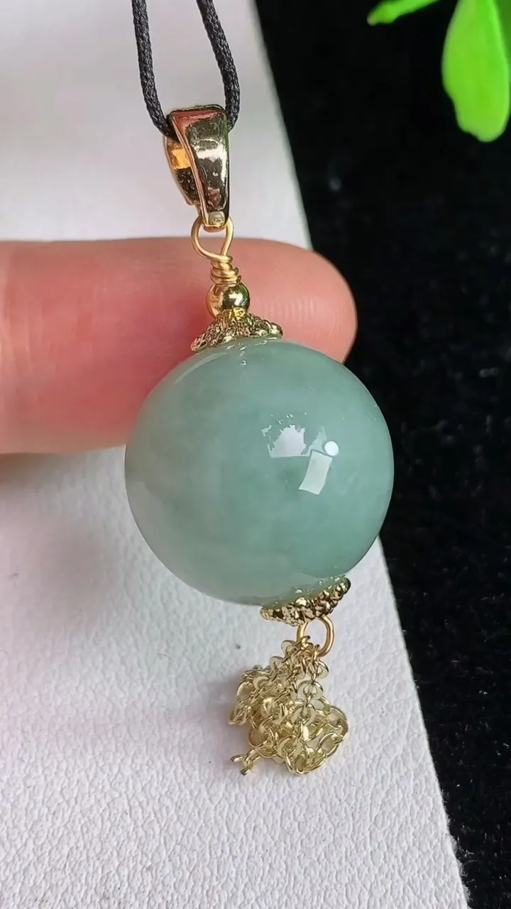 天然A货翡翠圆珠吊坠，尺寸17.3，重:10.15g6月13日
工厂直销收藏佳品,种好水足，色泽均匀