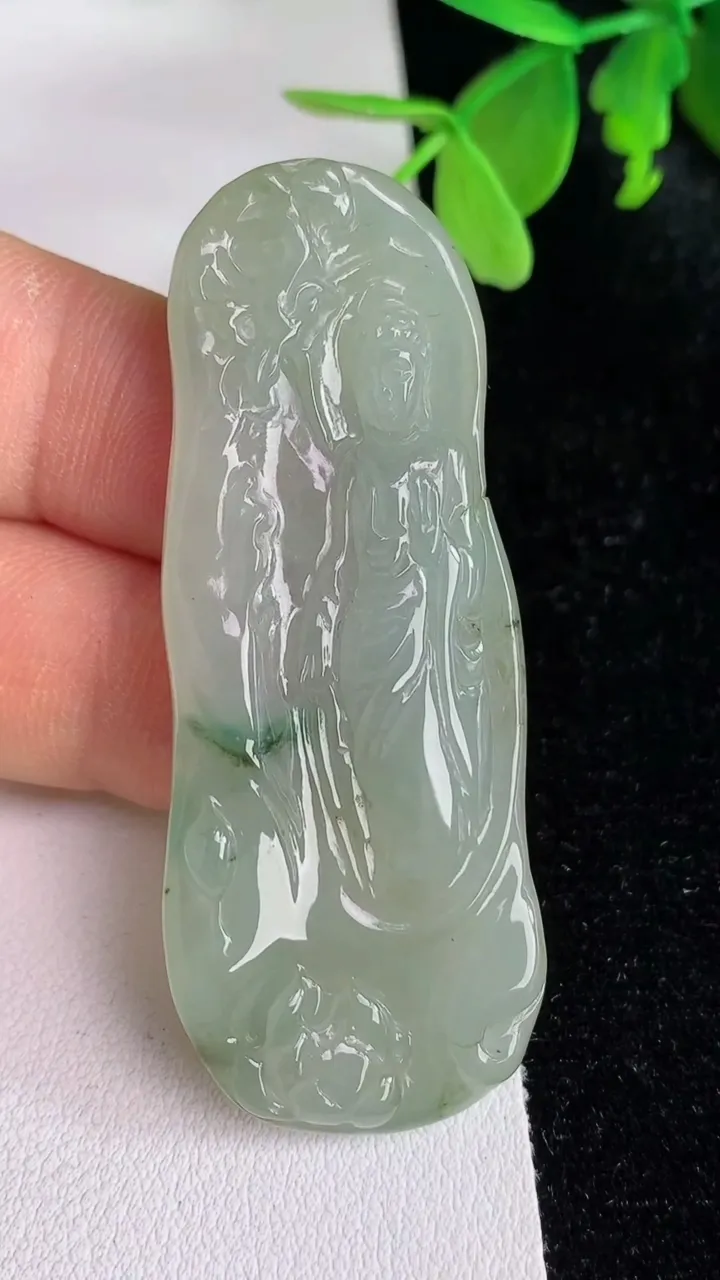 天然A货翡翠飘花观音菩萨吊坠，尺寸58.5-23.2-6.2，重:17.26g
6月13日