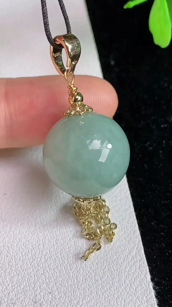 天然A货翡翠圆珠吊坠，尺寸17.3，重:10.15g6月13日
工厂直销收藏佳品,种好水足，色泽均匀，有种有色，上手高大气！