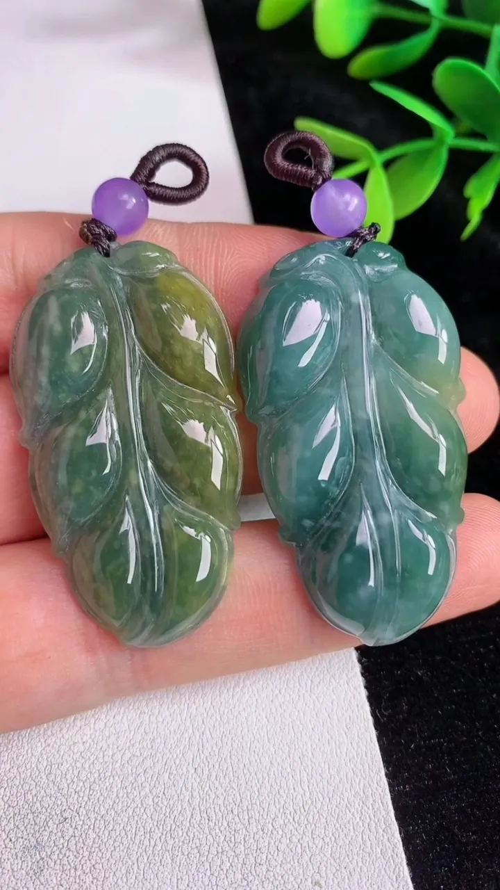 天然A货翡翠蓝水金枝玉叶 叶子吊坠一对，尺寸45.8-24-6.6，重:24.22g
6月13日