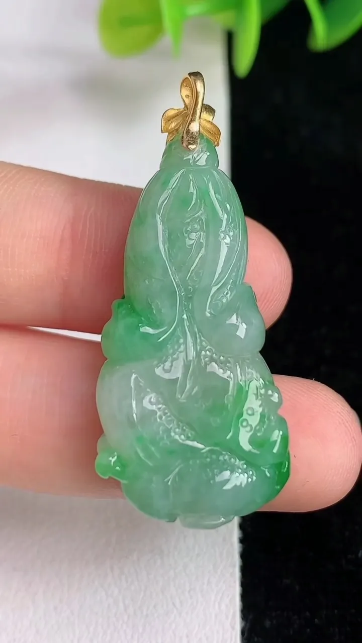 天然A货翡翠白菜吊坠，尺寸35.8-17.2-8，重量:8.22g
6月13日