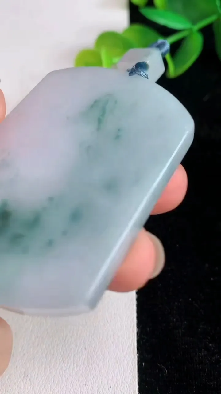 天然A货翡翠飘花无事牌吊坠，尺寸51.4-37-5.6，重量:33.06g
6月13日