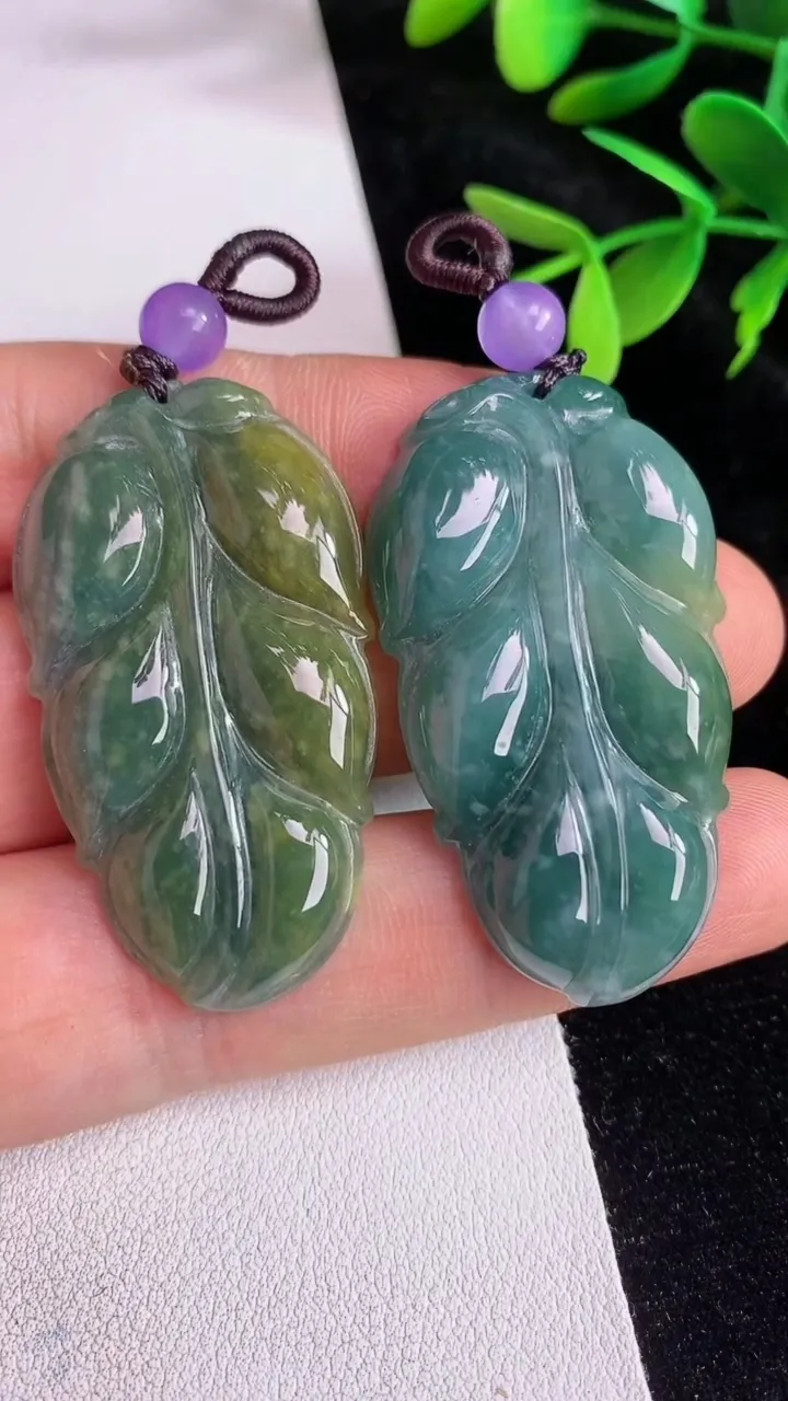 天然A货翡翠蓝水金枝玉叶 叶子吊坠一对，尺寸45.8-24-6.6，重:24.22g
6月13日