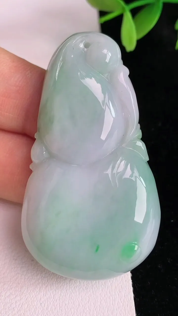 天然A货翡翠葫芦吊坠，尺寸55-31.5-9.4，重:33.65g
6月13日
