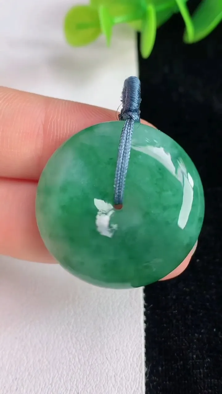天然A货翡翠平安扣吊坠，尺寸27.7-6.2，重量:10.00g
6月13日