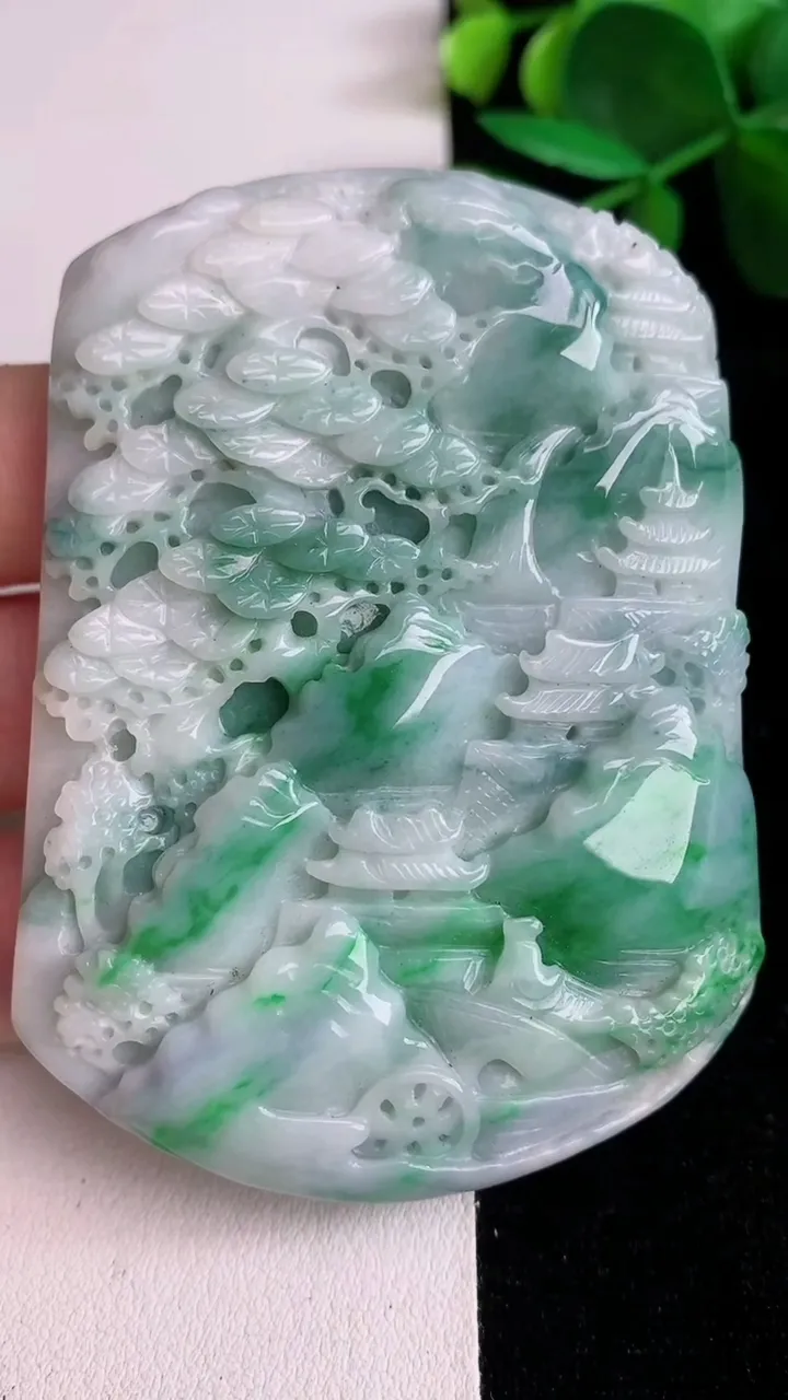 天然A货翡翠山水牌吊坠，尺寸73-54-11，重:95.95g
6月13日