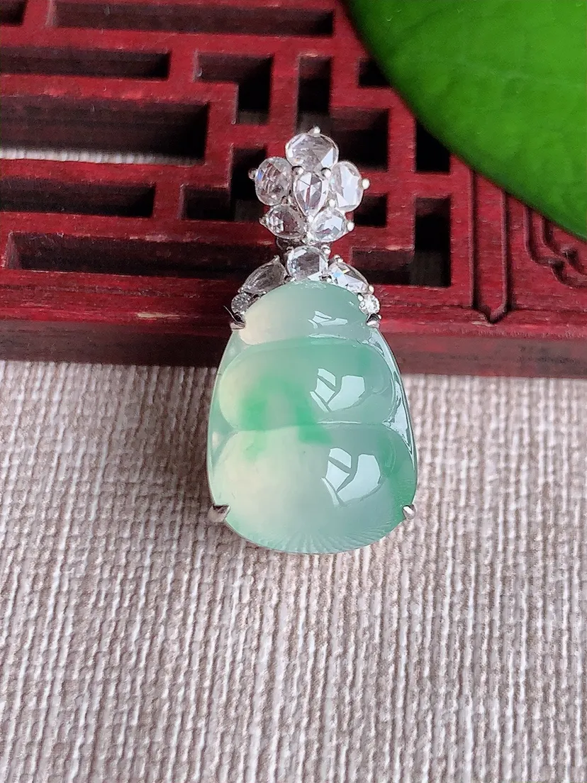 天然A货翡翠18K金伴飘绿四季豆福豆平安豆吊坠尺寸27×16.9×13×12m量5.94g 0612