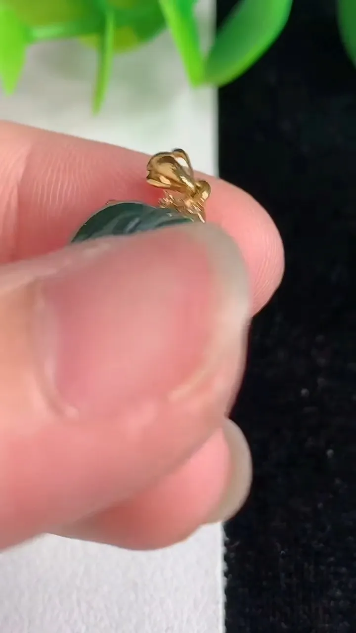天然A货翡翠k金蓝水金枝玉叶 叶子吊坠，尺寸30-14.5-3.8，重:2.42g
6月13日