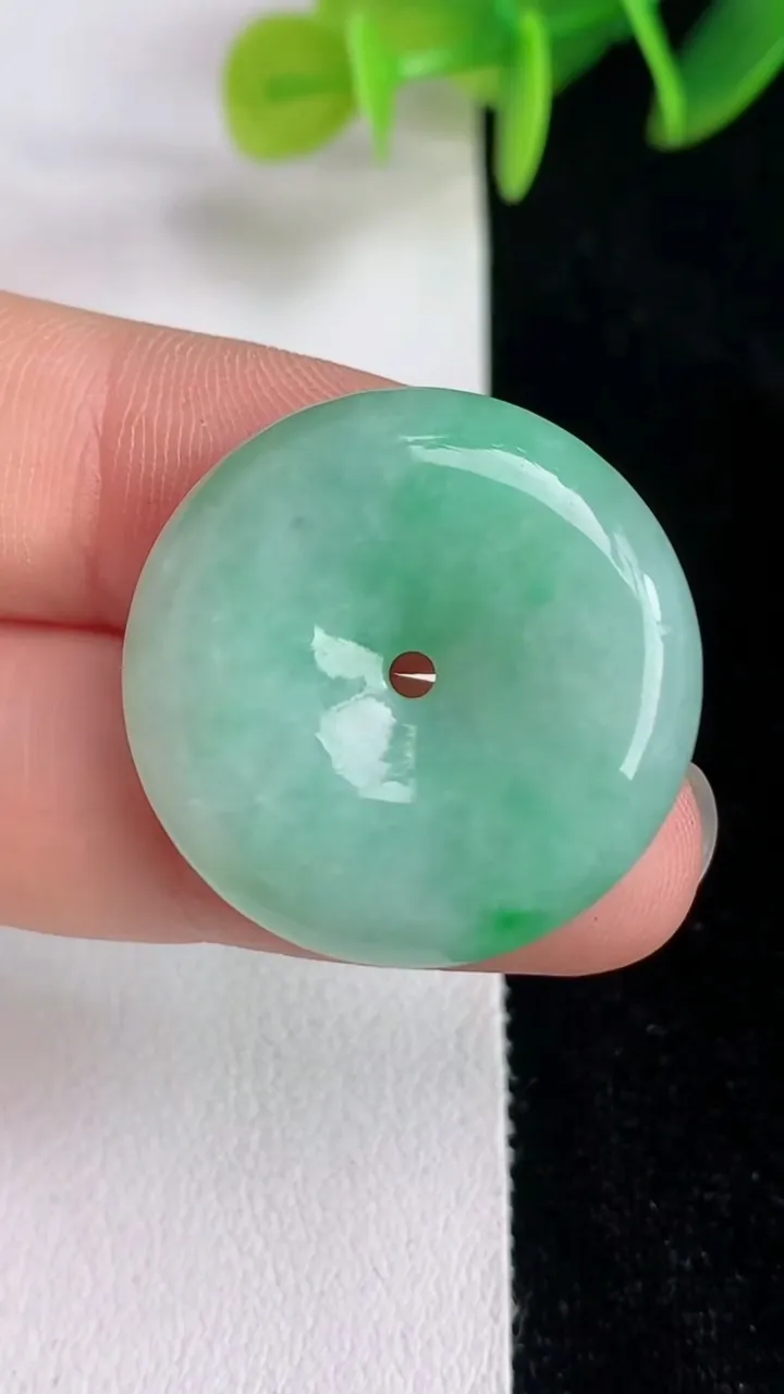 天然A货翡翠平安扣吊坠，尺寸25.4-5.6，重量:7.80g
6月13日
