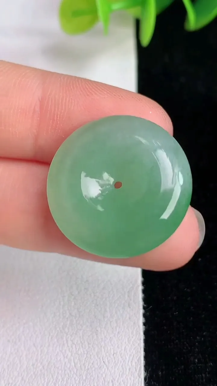 天然A货翡翠平安扣吊坠，尺寸22.3-5.3，重量:5.42g
6月13日