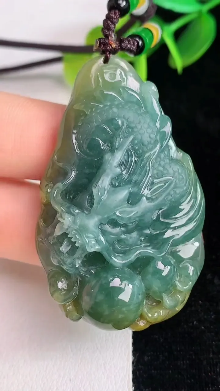 天然A货翡翠蓝水双彩龙牌吊坠，尺寸49-30-9，重:25.33g
6月13日