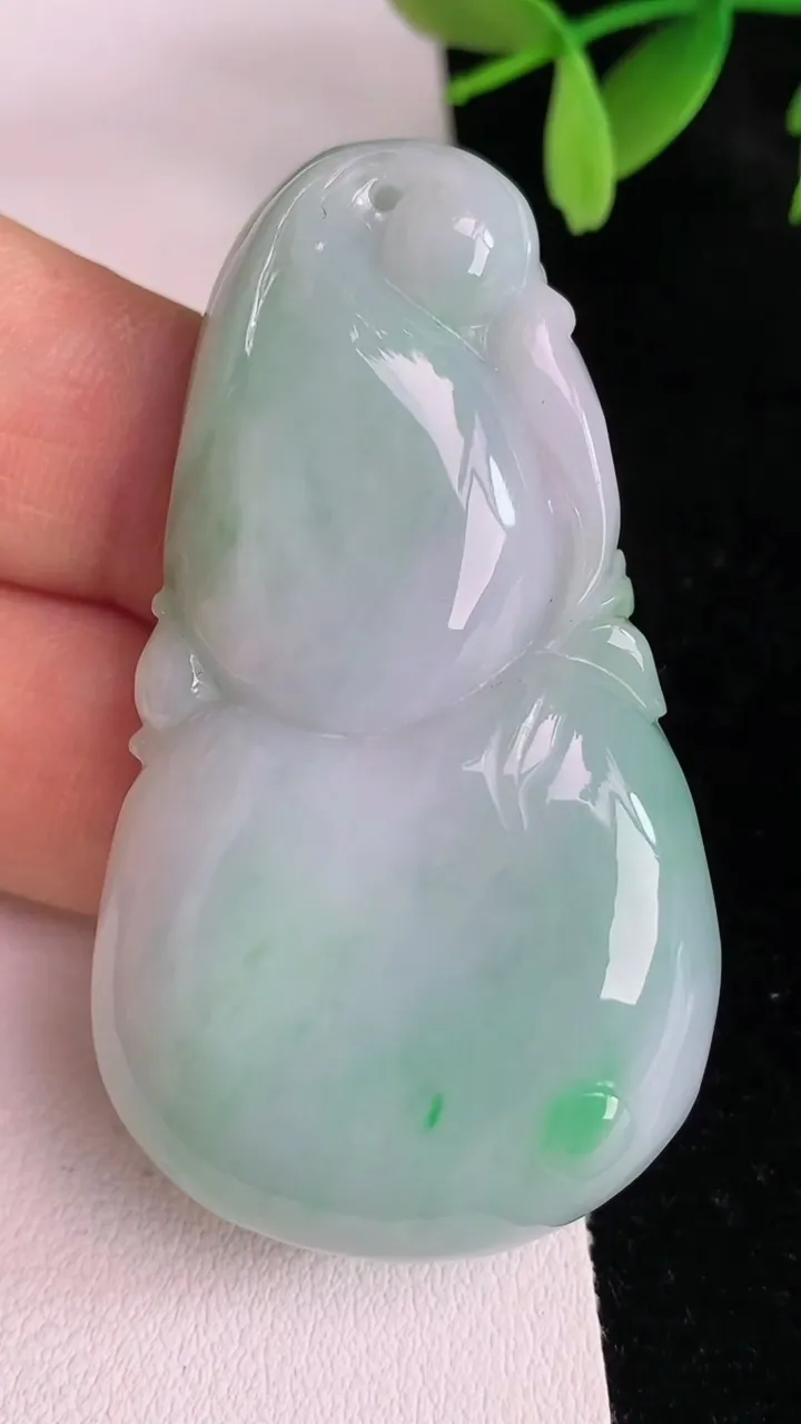 天然A货翡翠葫芦吊坠，尺寸55-31.5-9.4，重:33.65g
6月13日