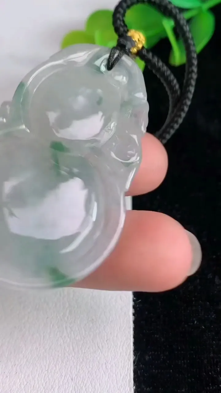 天然A货翡翠飘花葫芦吊坠，尺寸48.5-30-5.4，重:13.44g
6月13日