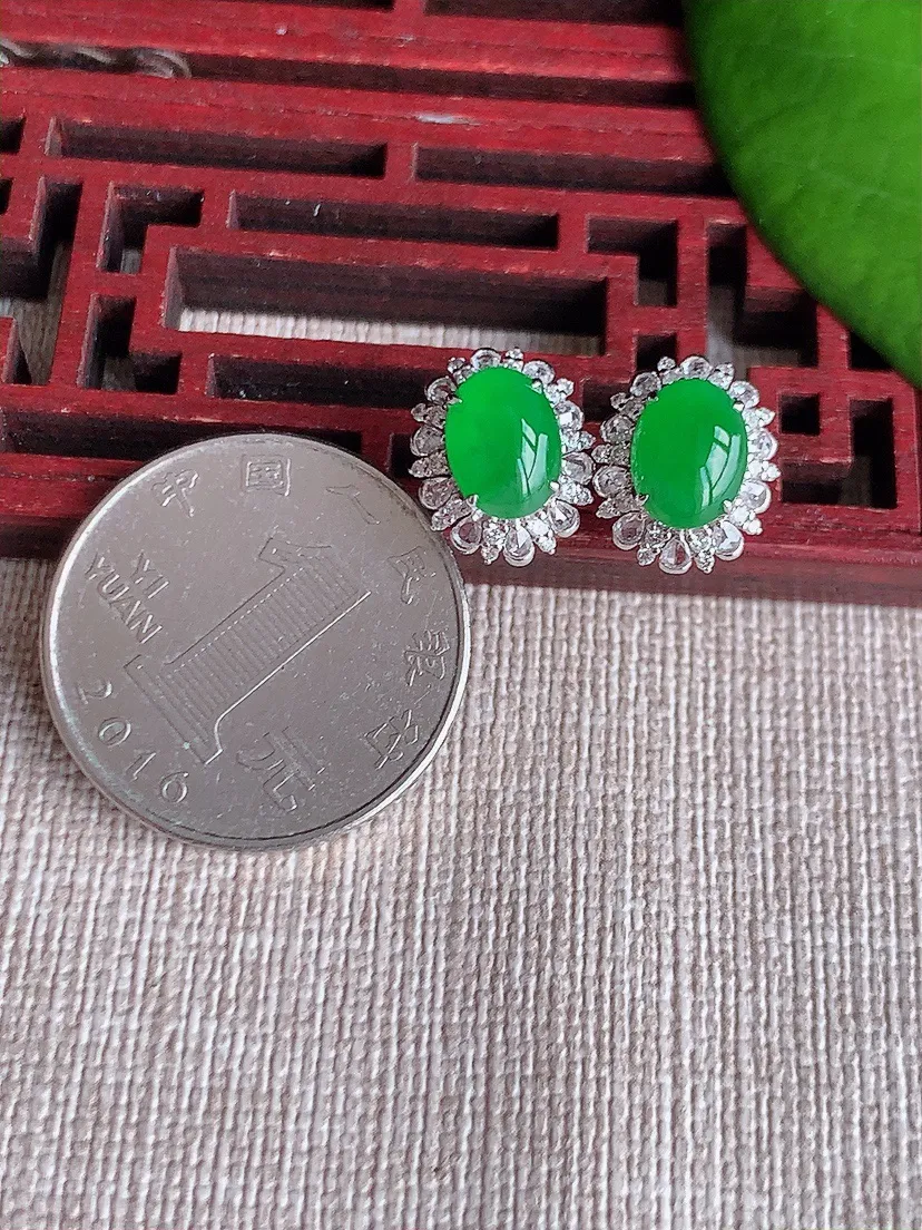 天然A货翡翠18K金伴钻镶嵌阳绿蛋面耳钉 尺寸8.2×6mm 重量2.63g 0611