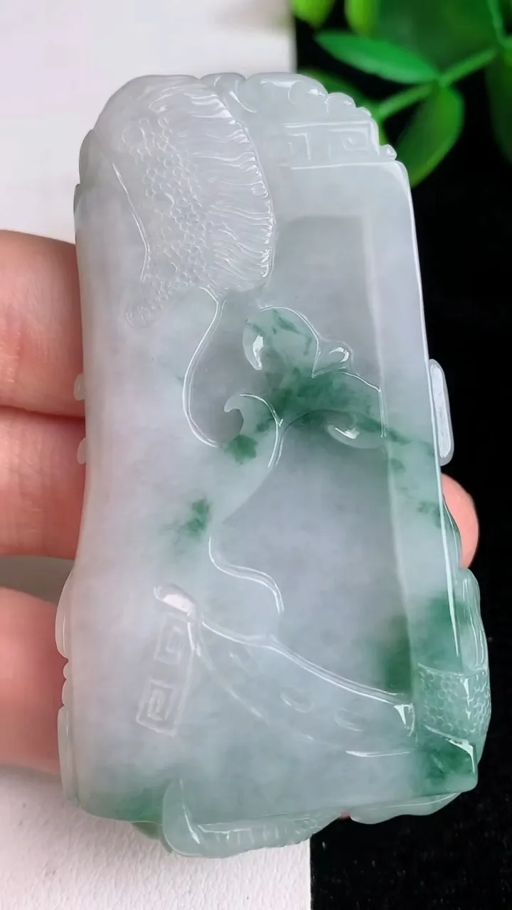 天然A货翡翠飘花龙牌吊坠，尺寸67.8-38.2-12.8，重:59.50g
6月13日