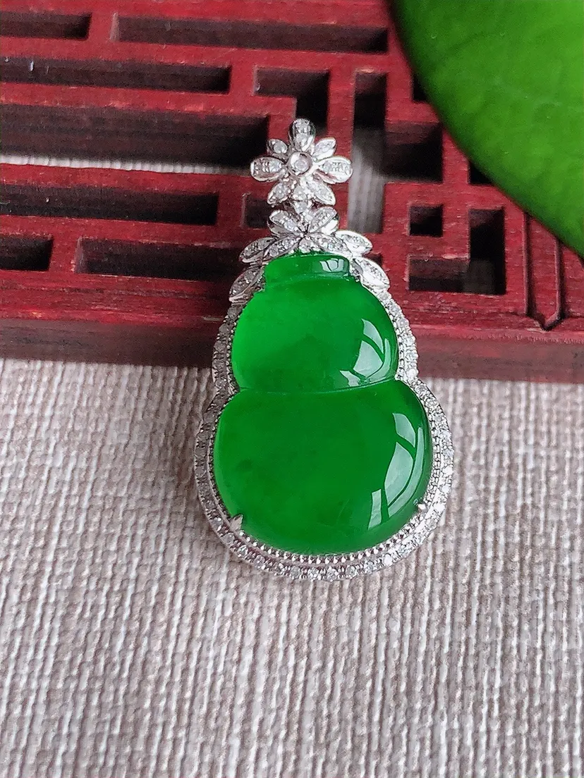 天然A货翡翠18K金伴满绿葫芦吊坠尺寸31.4×17×8裸石19.5×14m量3.64g 0612