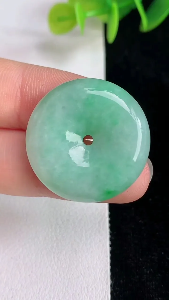 天然A货翡翠平安扣吊坠，尺寸25.4-5.6，重量:7.80g
6月13日