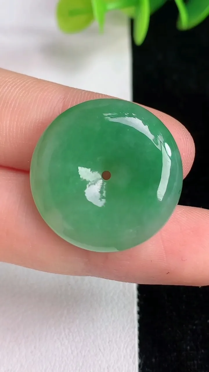 天然A货翡翠平安扣吊坠，尺寸23-5.3，重量:6.07g
6月13日