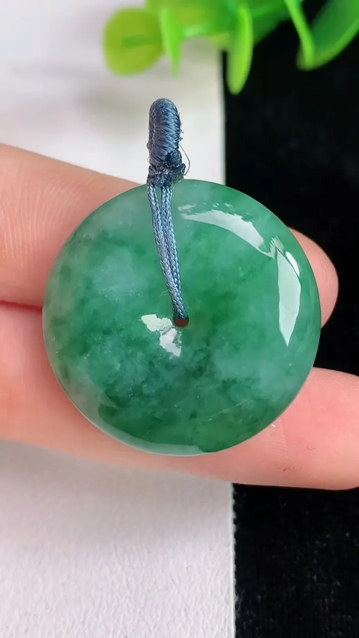天然A货翡翠平安扣吊坠，尺寸27.7-6.2，重量:10.00g
6月13日
