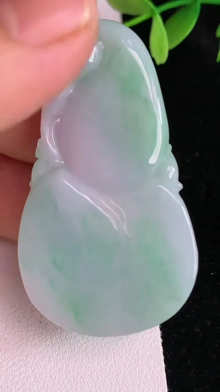 天然A货翡翠葫芦吊坠，尺寸55-31.5-9.4，重:33.65g
6月13日