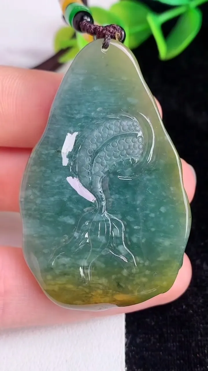天然A货翡翠蓝水双彩龙牌吊坠，尺寸49-30-9，重:25.33g
6月13日