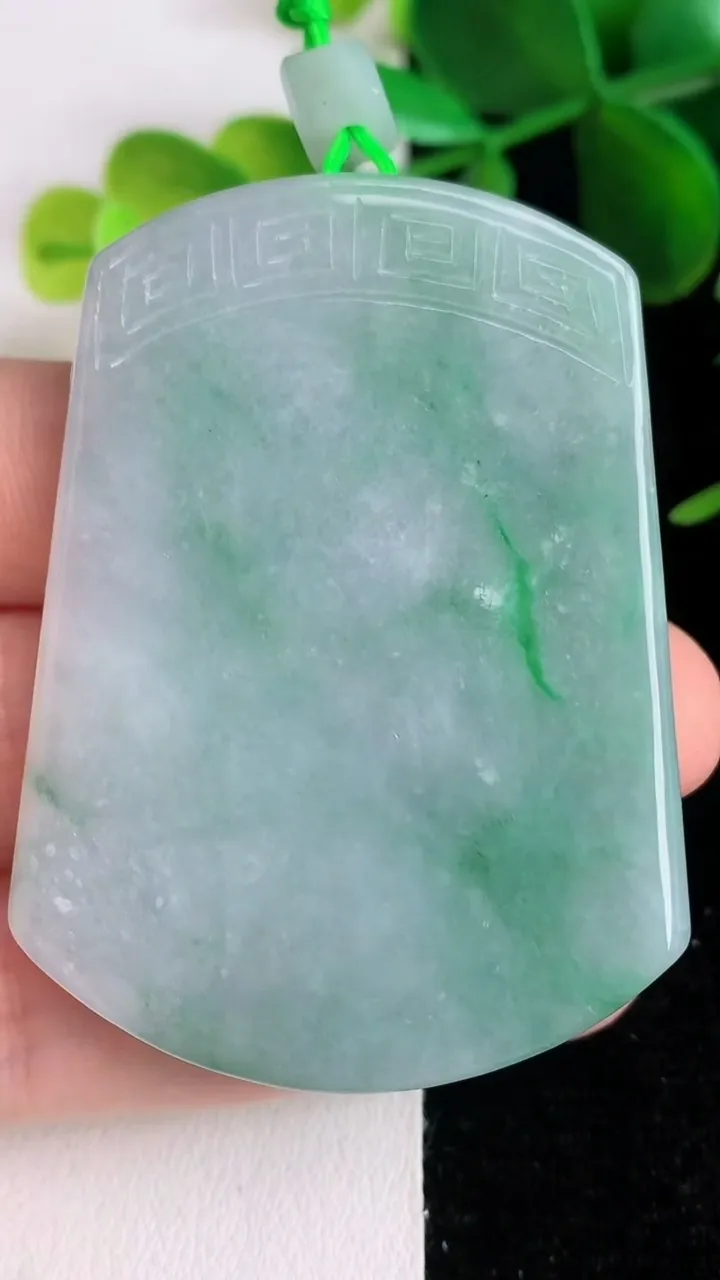 天然A货翡翠无事牌吊坠，尺寸54-40-5.8，重:36.10g
6月13日