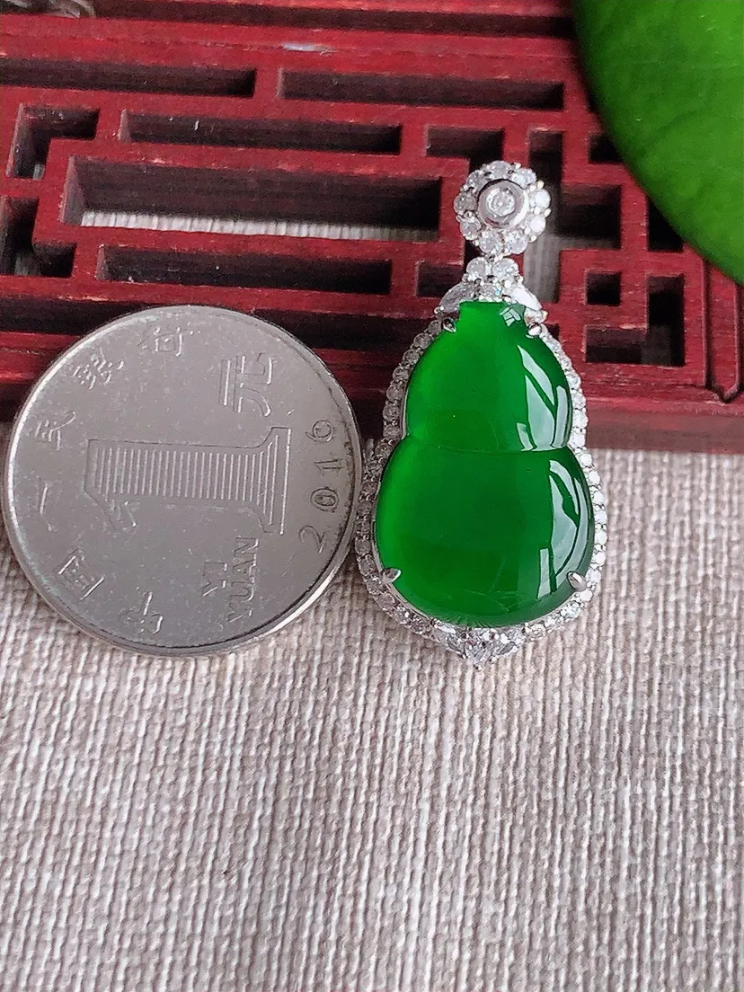 天然A货翡翠18K金伴满绿葫芦吊坠尺寸33.8×16.6×11裸石20.6×14m量7.14g 0612