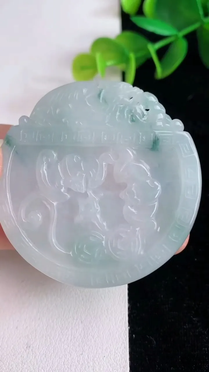 天然A货翡翠飘花生肖狗吊坠，尺寸48.5-5，重量:20.38g
6月13日