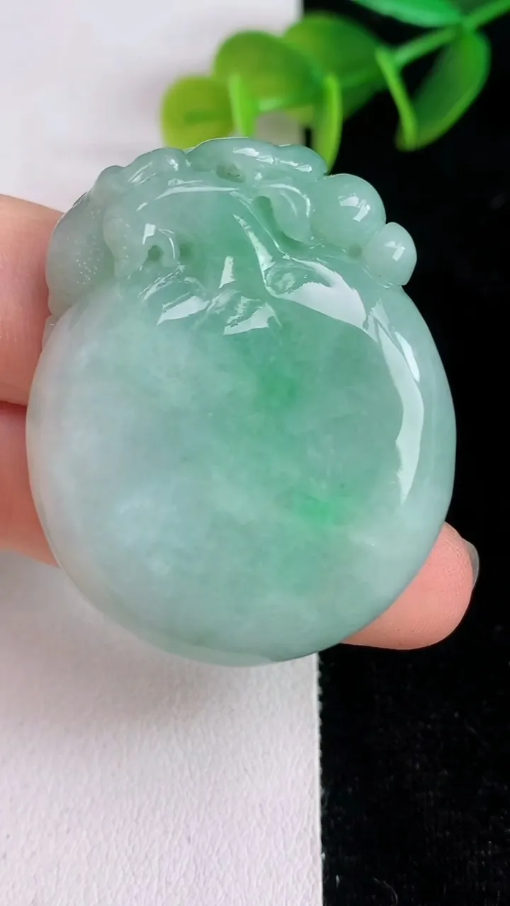 天然A货翡翠寿桃吊坠，尺寸40.8-33-11，重量:32.63g
6月13日