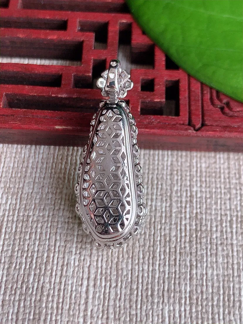天然A货翡翠18K金伴阳绿福瓜吊坠尺寸30.6×11.3×9裸石20×7.4m量3.85g 0611