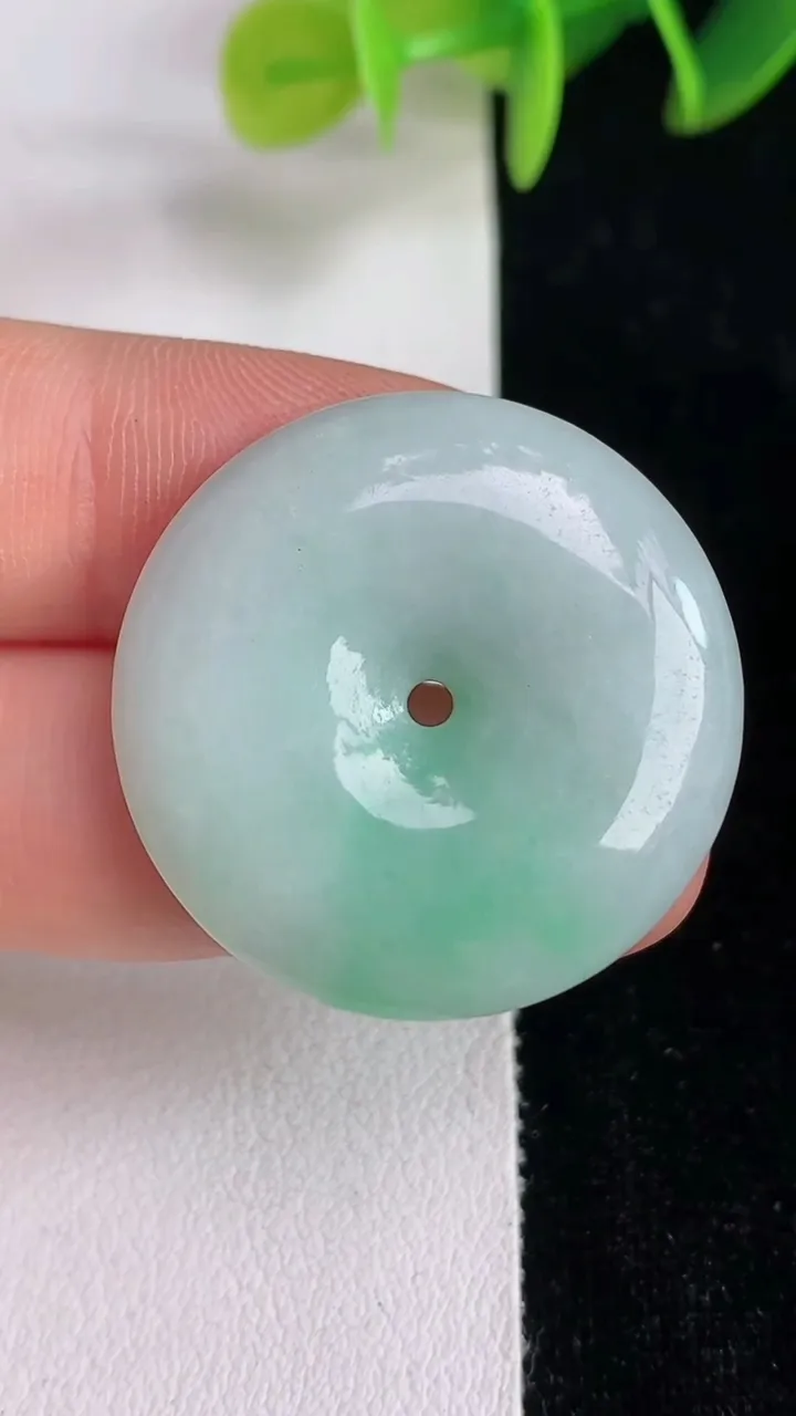 天然A货翡翠平安扣吊坠，尺寸28.3-5.3，重量:8.88g
6月13日