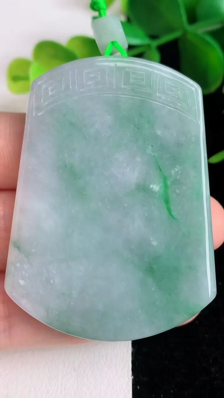 天然A货翡翠无事牌吊坠，尺寸54-40-5.8，重:36.10g
6月13日