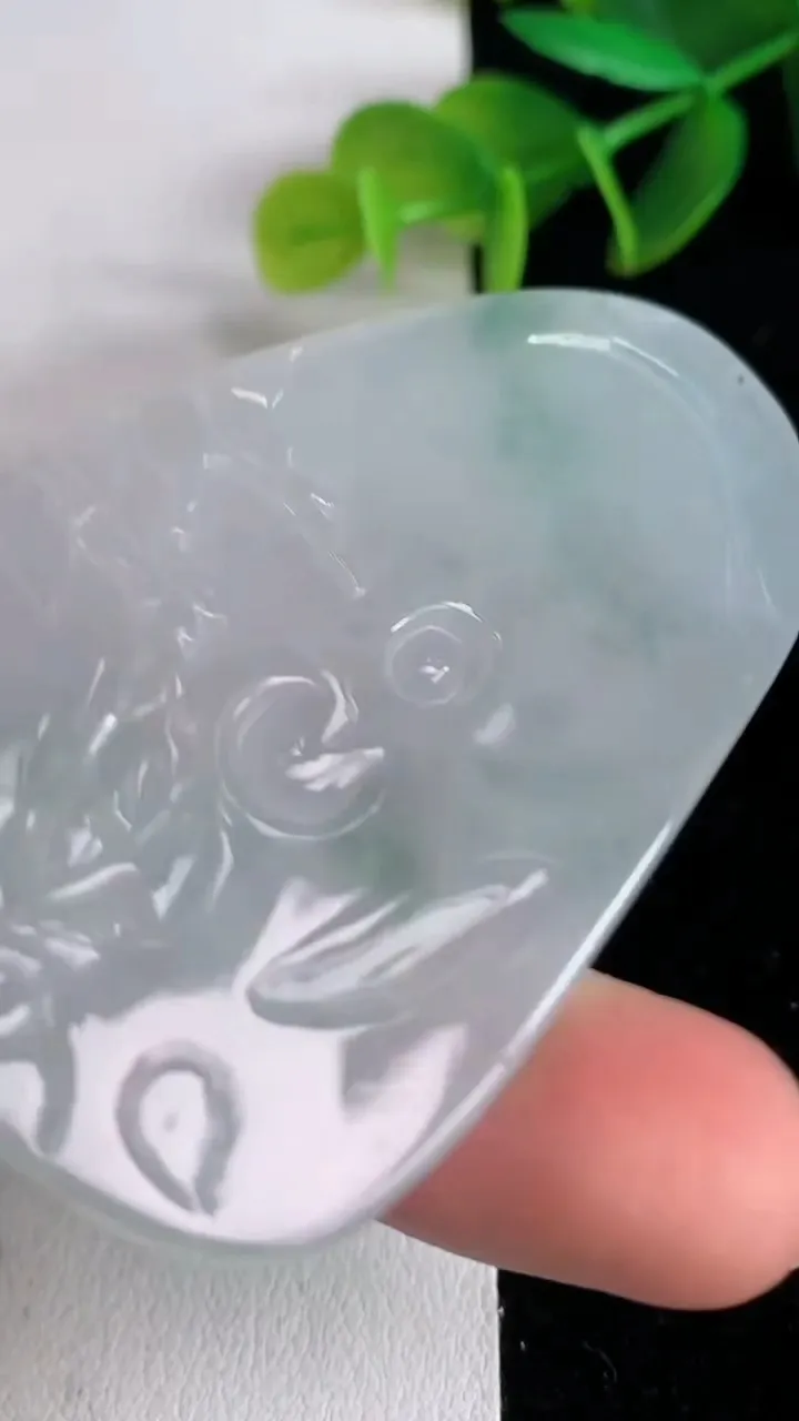 天然A货翡翠飘花观音菩萨吊坠，尺寸63.4-42.5-6.4，重:35.20g
6月13日
