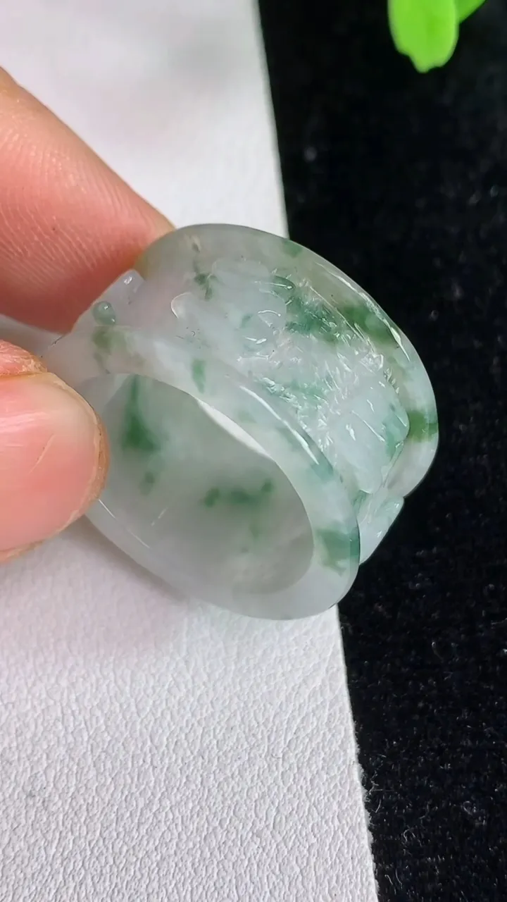 天然A货翡翠飘花六字真言扳指 戒指，尺寸20-13-3.3，重:6.45g2025年6月13日
工厂直销收藏佳品,种好水足，色泽均匀，有种有色，上手高大气！