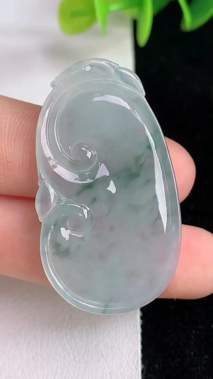 天然A货翡翠飘花如意吊坠，尺寸40-22.5-4，重量:7.29g
6月13日