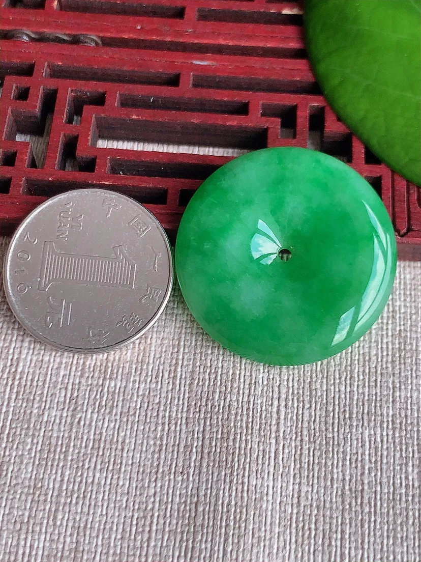 天然A货翡翠阳绿平安扣吊坠 尺寸32×5.6m量12.60g 0611