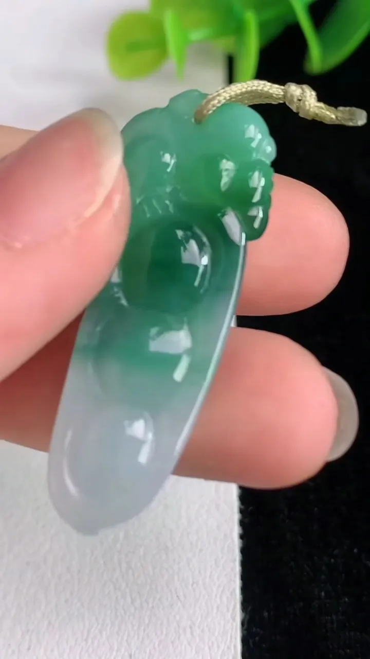 天然A货翡翠福豆吊坠，尺寸38.6-14.4-5.8，重量:5.11g
6月13日