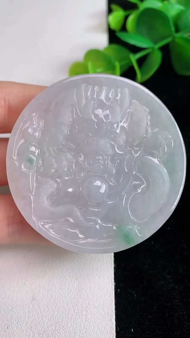 天然A货翡翠千手观音吊坠，尺寸51.8-10.8，重量:51.55g
6月13日