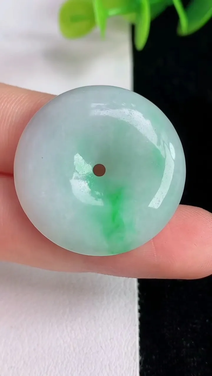 天然A货翡翠平安扣吊坠，尺寸28.3-5.3，重量:8.88g
6月13日