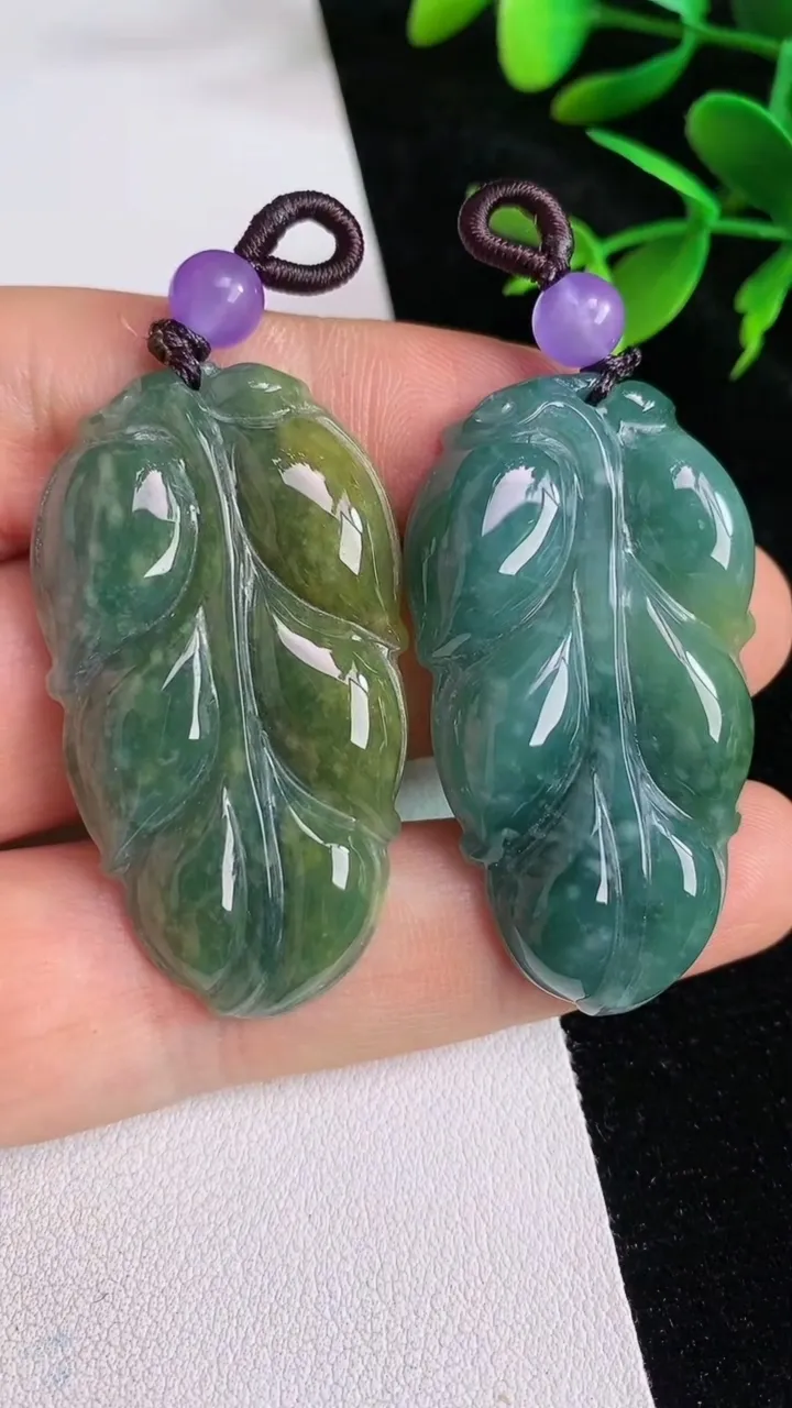 天然A货翡翠蓝水金枝玉叶 叶子吊坠一对，尺寸45.8-24-6.6，重:24.22g
6月13日