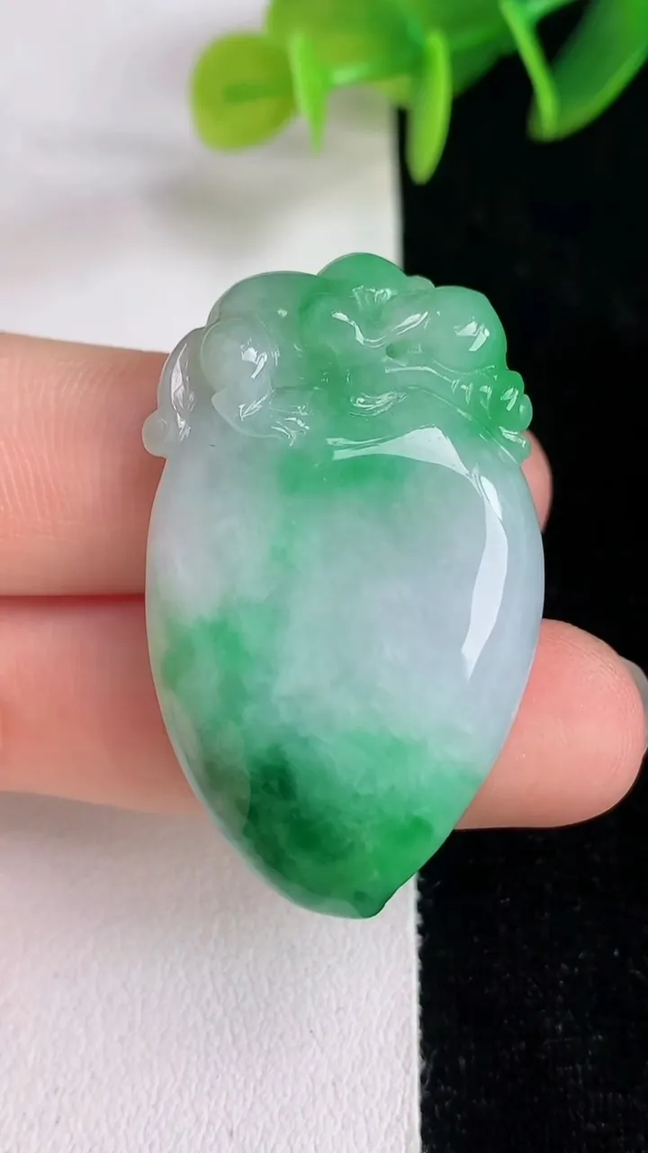 天然A货翡翠寿桃吊坠，尺寸39.2-23.2-9.8，重量:16.70g
6月13日