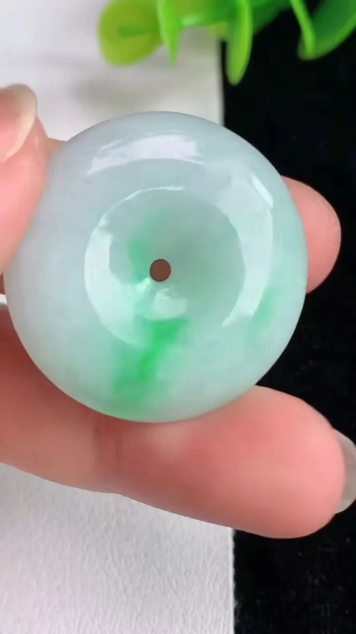 天然A货翡翠平安扣吊坠，尺寸28.3-5.3，重量:8.88g
6月13日