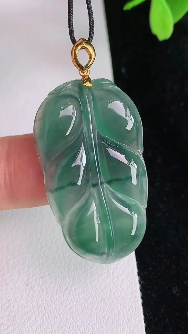 天然A货翡翠k金蓝水金枝玉叶 叶子吊坠，尺寸34-18.8-3.6，重:5.39g
6月13日