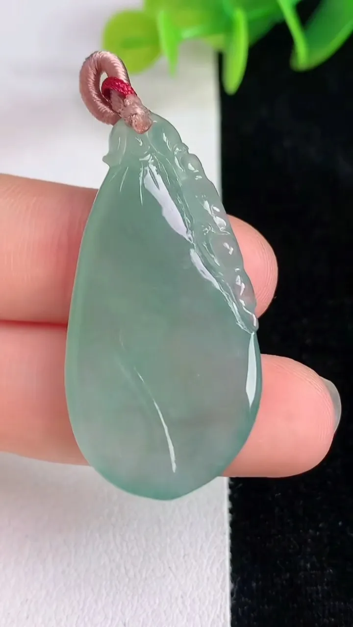 天然A货翡翠福瓜吊坠，尺寸34-19.4-5.6，重量:8.00g
6月13日