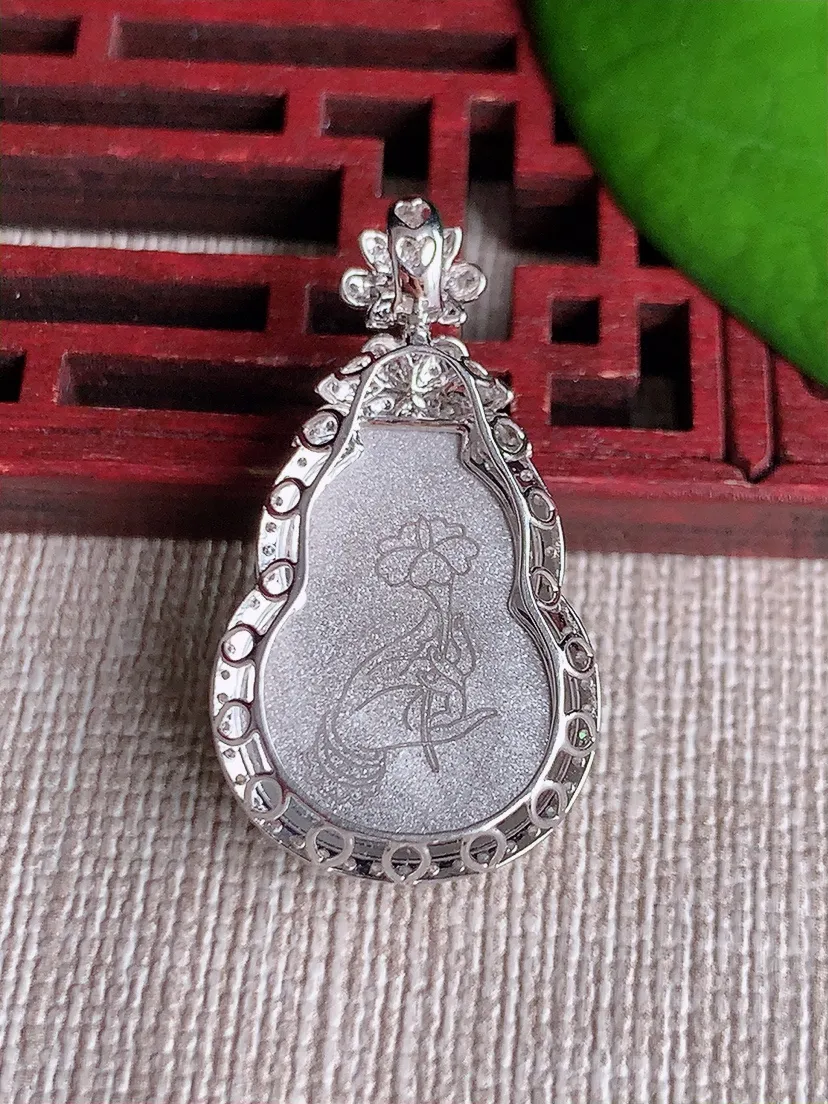 天然A货翡翠18K金伴满绿葫芦吊坠尺寸31.4×17×8裸石19.5×14m量3.64g 0612