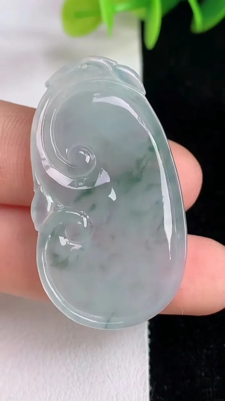 天然A货翡翠飘花如意吊坠，尺寸40-22.5-4，重量:7.29g
6月13日
