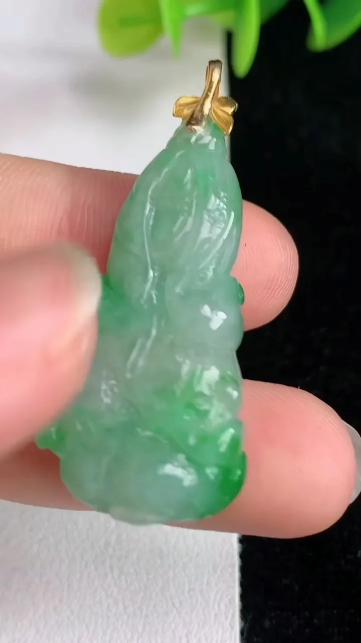 天然A货翡翠白菜吊坠，尺寸35.8-17.2-8，重量:8.22g
6月13日