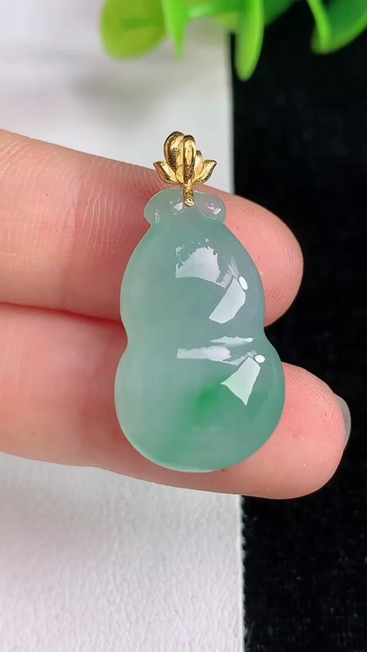 天然A货翡翠葫芦吊坠，尺寸24.3-14.7-9，重量:5.61g
6月13日