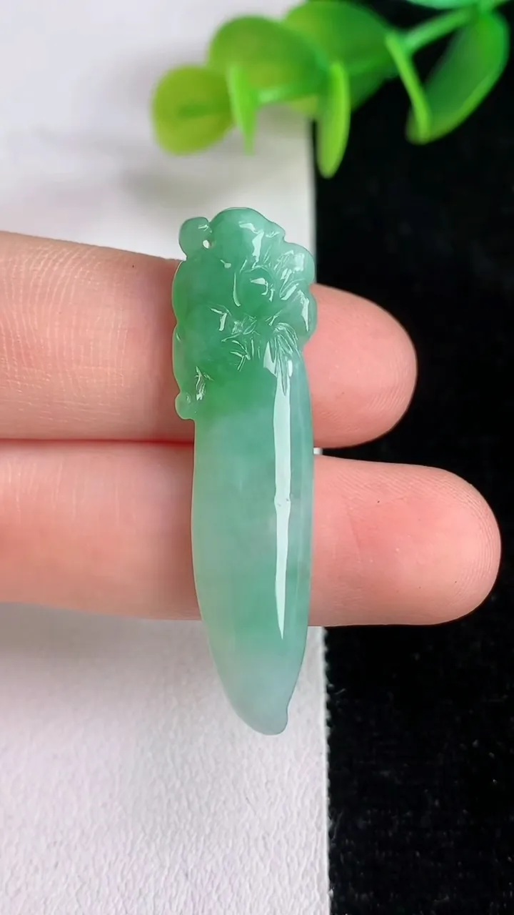 天然A货翡翠福瓜吊坠，尺寸40.2-9.3-5.2，重量:4.07g
6月13日