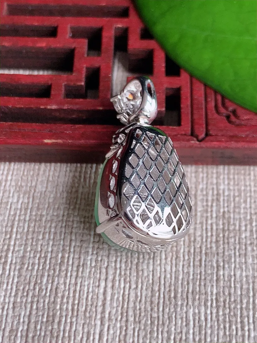 天然A货翡翠18K金伴飘绿四季豆福豆平安豆吊坠尺寸27×16.9×13×12m量5.94g 0612